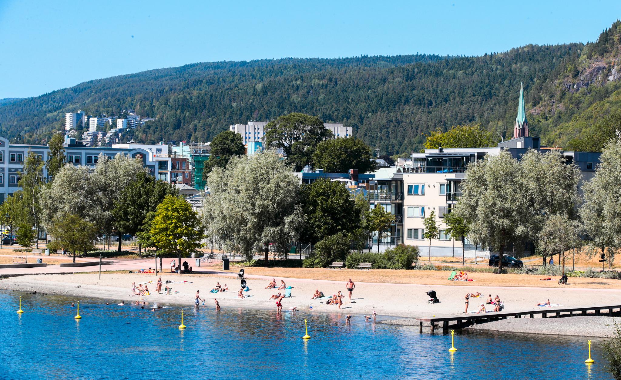 Mandag var det 30 grader i Drammen – også i 2018 var det virkelig hett i byen. 