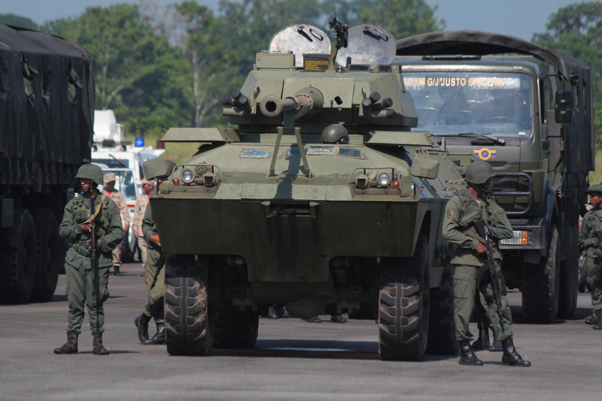 Soldater og stridsvogner er utplassert på Garcia Hevai-flyplassen vest i Venezuela tirsdag. Landet bekrefter at de holder en storstilt militærøvelse ved grensen til Colombia.