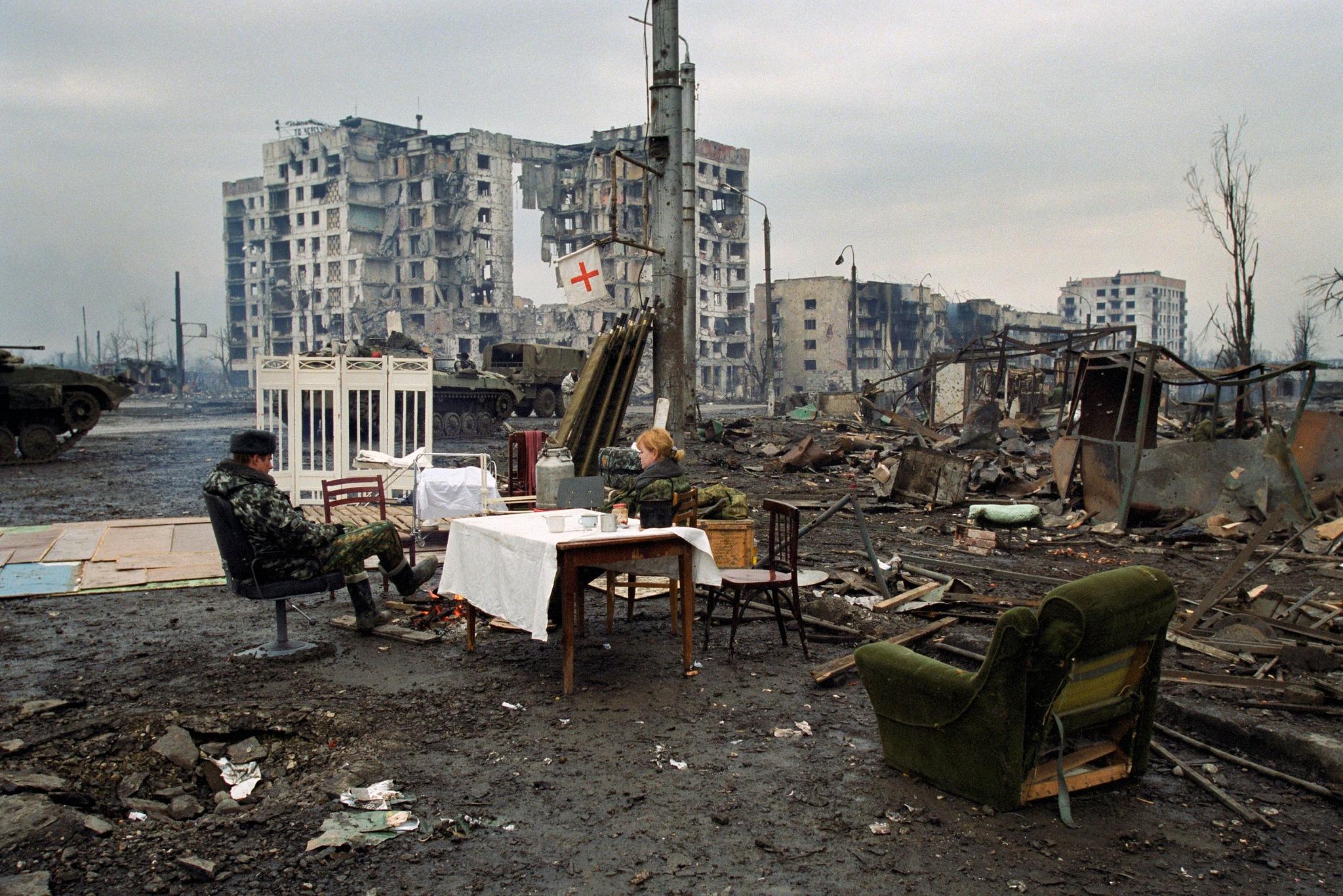 Russiske soldater hviler etter angrep mot Grozny i februar 2000.