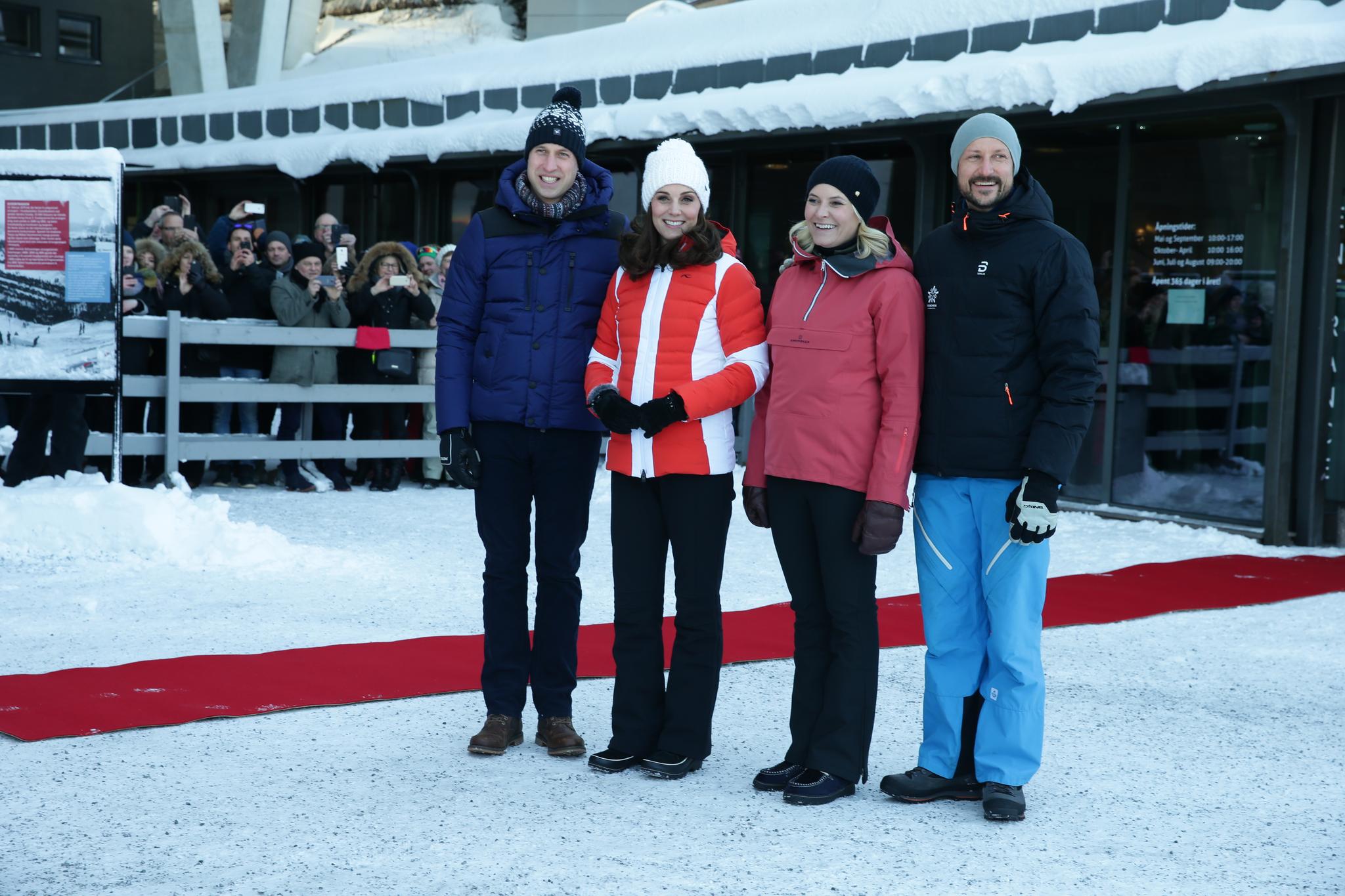 Daværende hertugpar prins William og hertuginne Kate møtte det norske kronprinsparet i februar 2018. Her i Holmenkollen på andre dag av norgesbesøket. 
