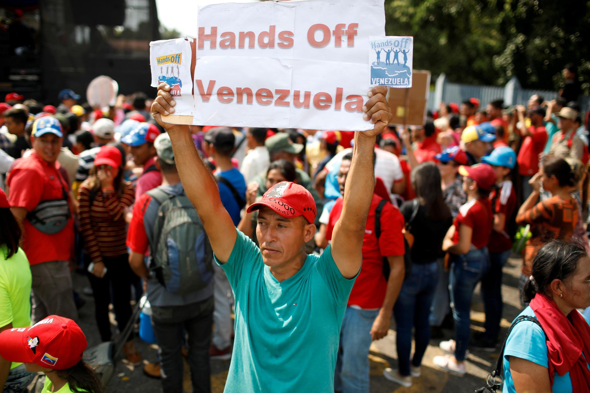 En sentral brikke i Guaidó/USAs strategi er å presse Maduro-regjeringen opp mot veggen gjennom ytterligere sanksjoner og politisk isolasjon, skriver kronikkforfatteren. Bildet viser demonstrerende Maduro-supportere. 