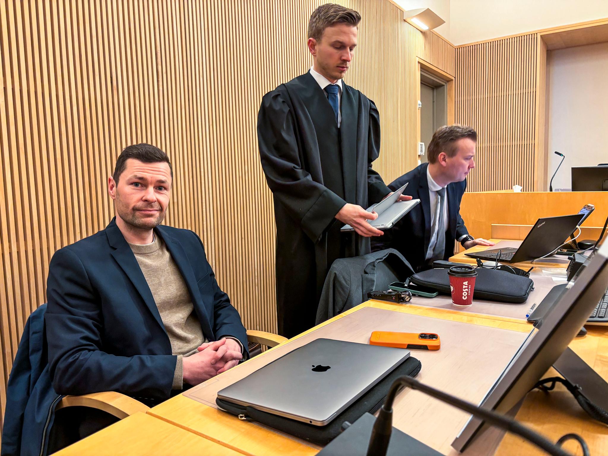 Anders Jacobsen i Agder Tingrett sammen med sine advokater Erlend Aarli og Jan Magne Isaksen (t.h.).