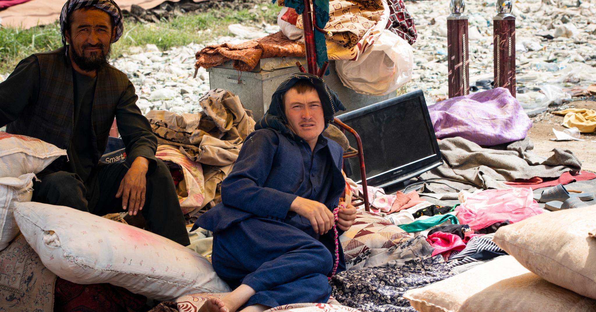 Nøden øker i Afghanistan. Bildet er fra et bruktmarked i Kabul, der folk selger hva de kan for å overleve.