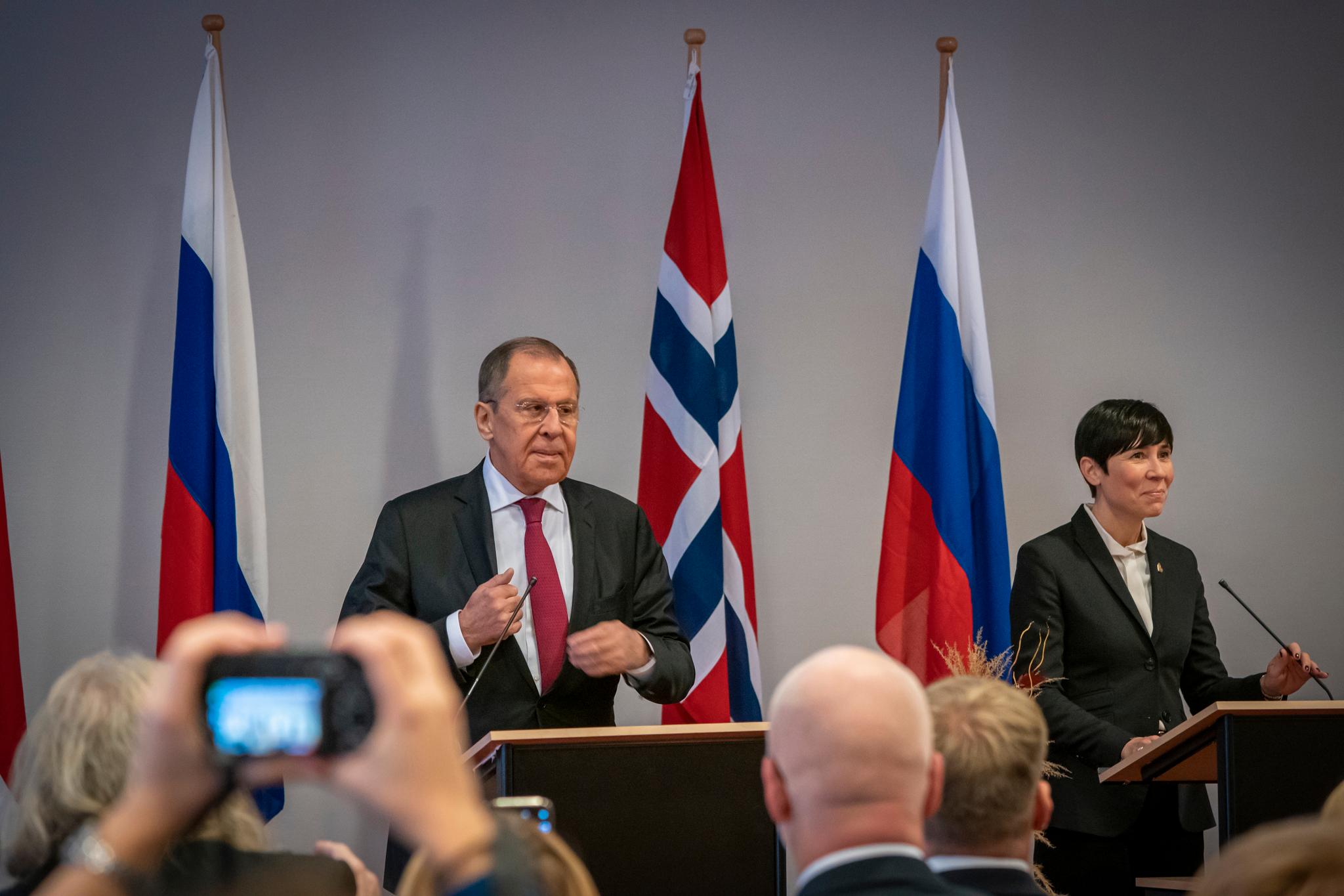 Utenriksminister Ine Eriksen Søreide og hennes russiske kollega Sergej Lavrov under en felles pressekonferanse i Kirkenes i oktober. 