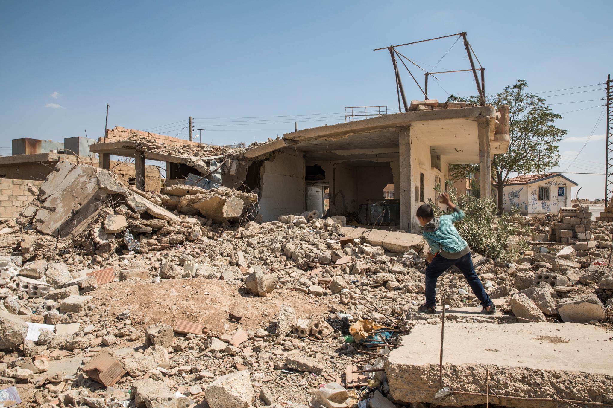 Bastian Vasquez døde da en bombefabrikk i byen Shaddadi eksploderte i april 2015. Bygningen er fremdeles en ruinhaug.