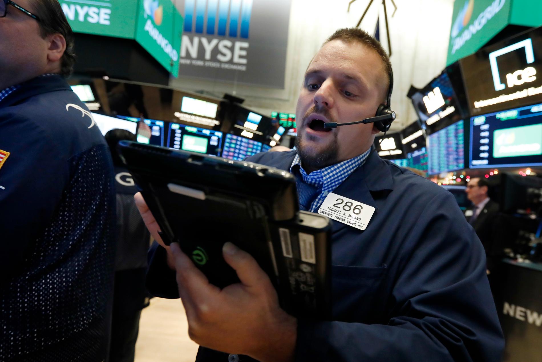 BØRSEN: Aksjemegleren Michael Milano i arbeid på New York Stock Exchange. Bildet er tatt i november. 