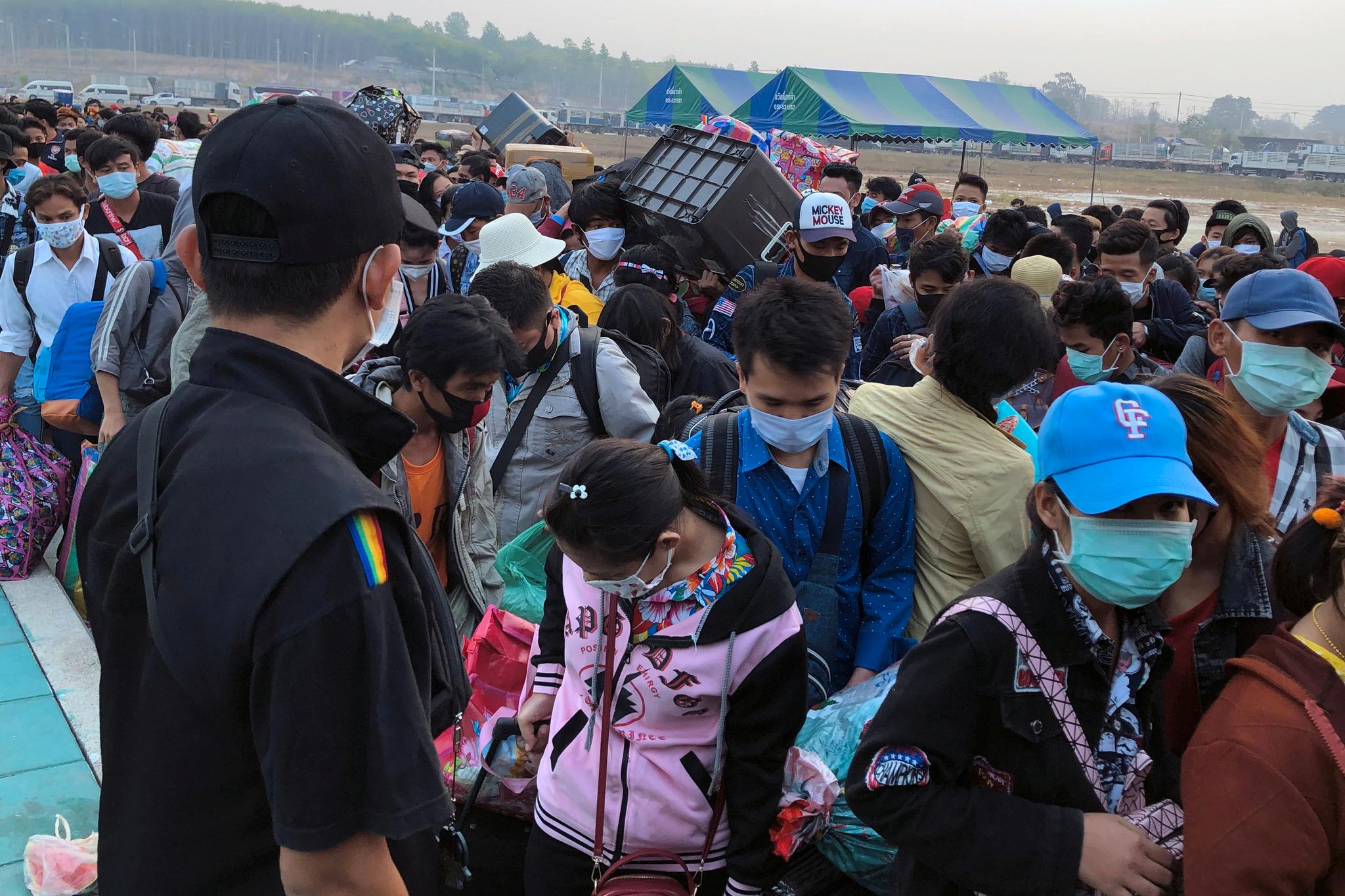 Gjestearbeidere fra Myanmar på grenseovergangen fra Thailand.