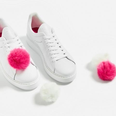 Klassiske hvite sko med pompoms som følger med - i tilfelle du vil sprite det litt opp.