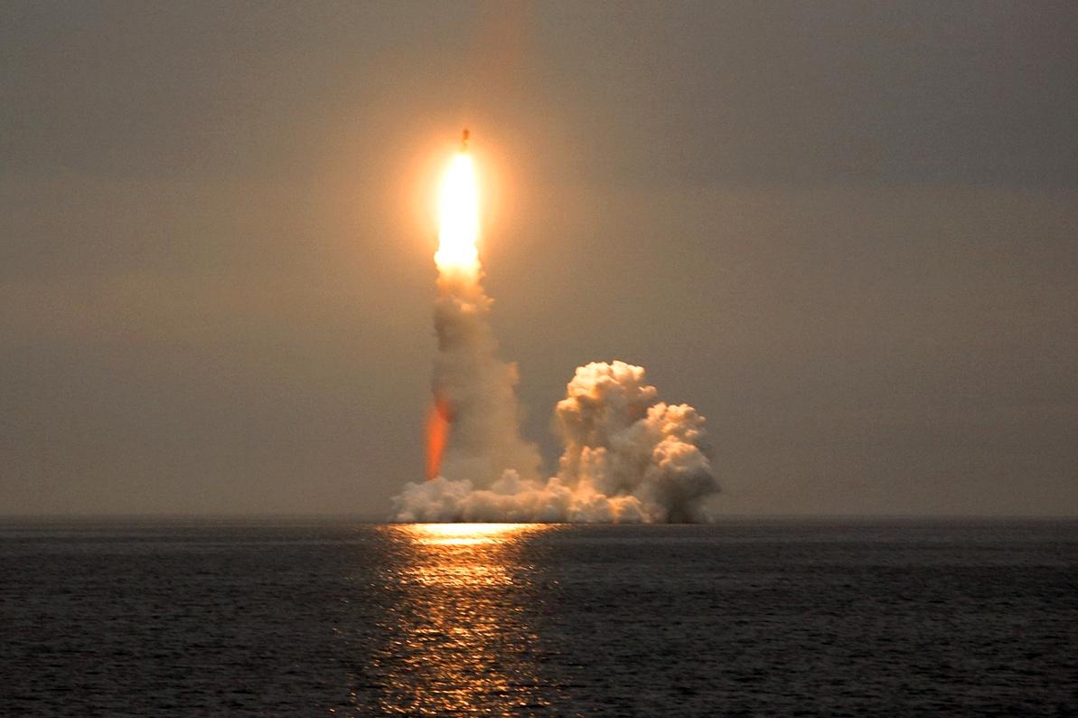 En russisk atomubåt avfyrer en rakett under en øvelse i Barentshavet.