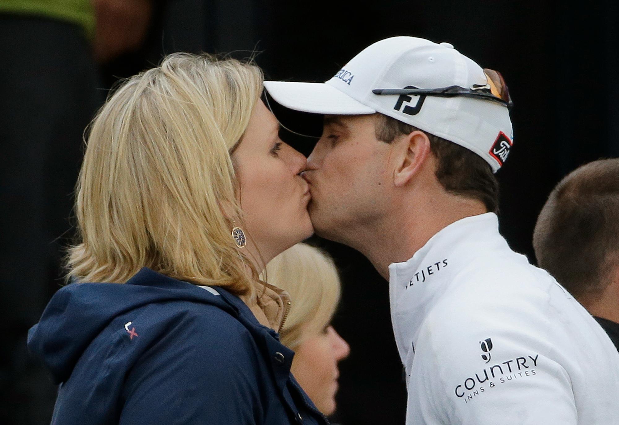 Her kysser British Open-vinner Zach Johnson kona Kim etter den viktige seieren i St. Andrews, Skottland. BBC-kommentator Peter Alliss provoserte med en kommentar om Kim Johnson.