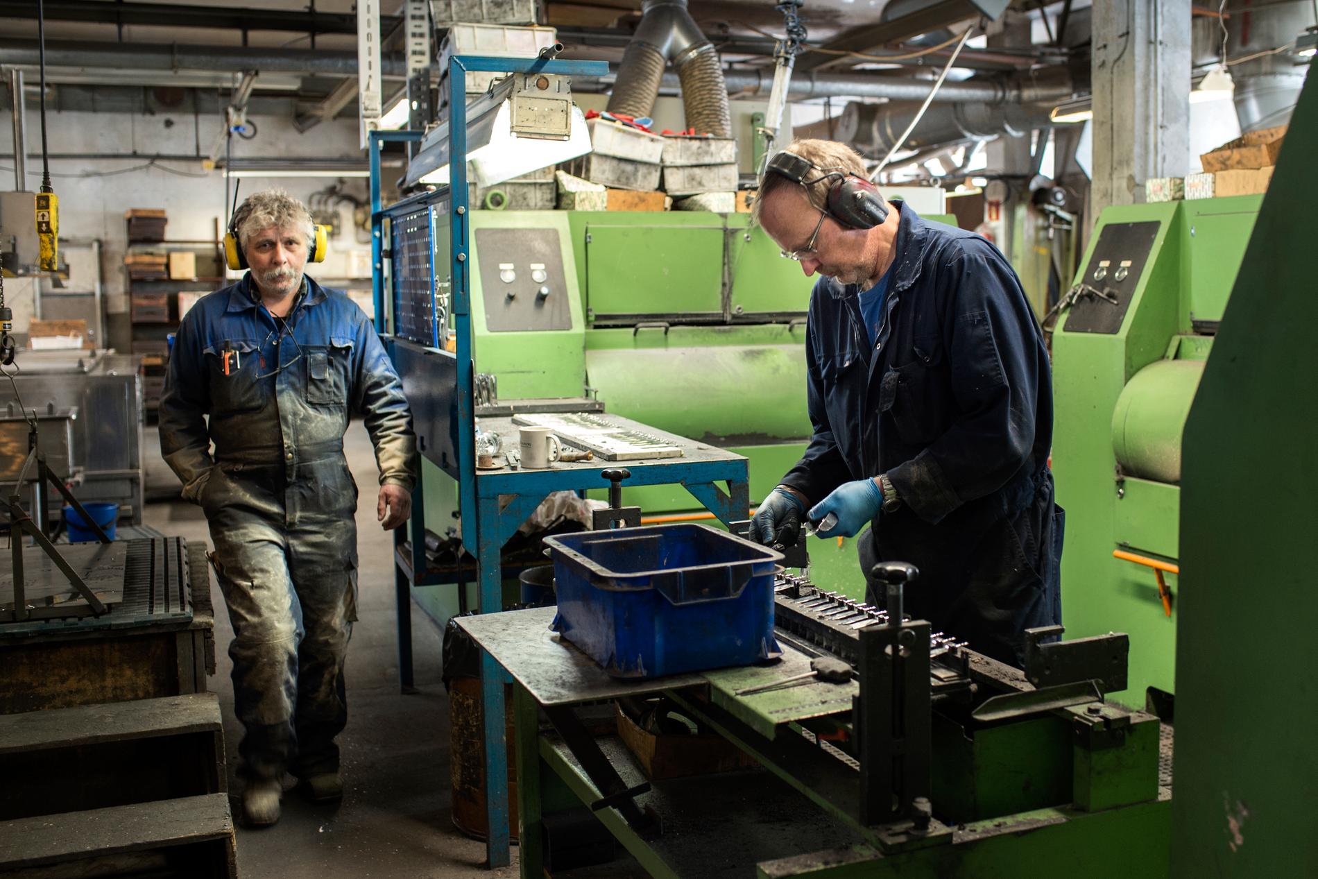FIKSAR DET MESTE: Håkon Kusslid (til v.) er knivfabrikkens reparatør og Petter Smart. Leon Grane har hovudansvaret for polermaskina. 