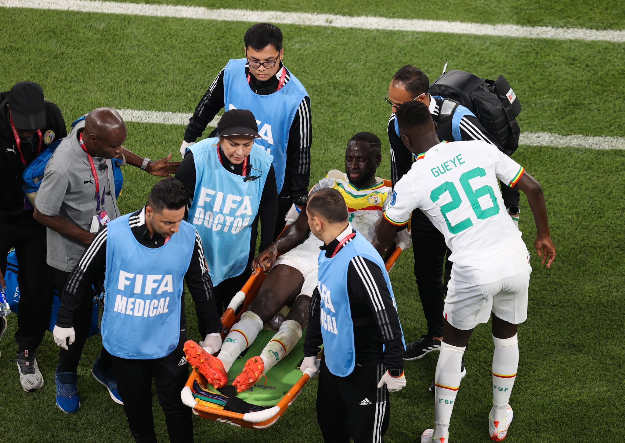 STORE SMERTER: Cheikhou Kouyate blir båret av banen underveis i oppgjøret mot Nederland mandag kveld. 