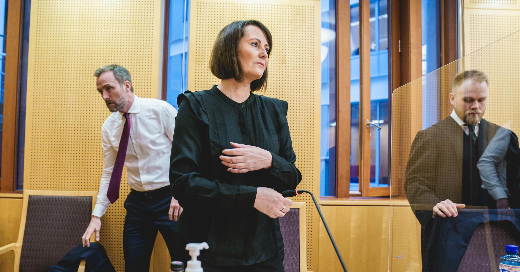 Line Andersen var programleder for NRKs sjakksendinger. Så ble hun flyttet til andre oppgaver. Det har hun saksøkt NRK for. Her med advokatene Jostein Jenssen og Tron Dalheim i Oslo tingrett.